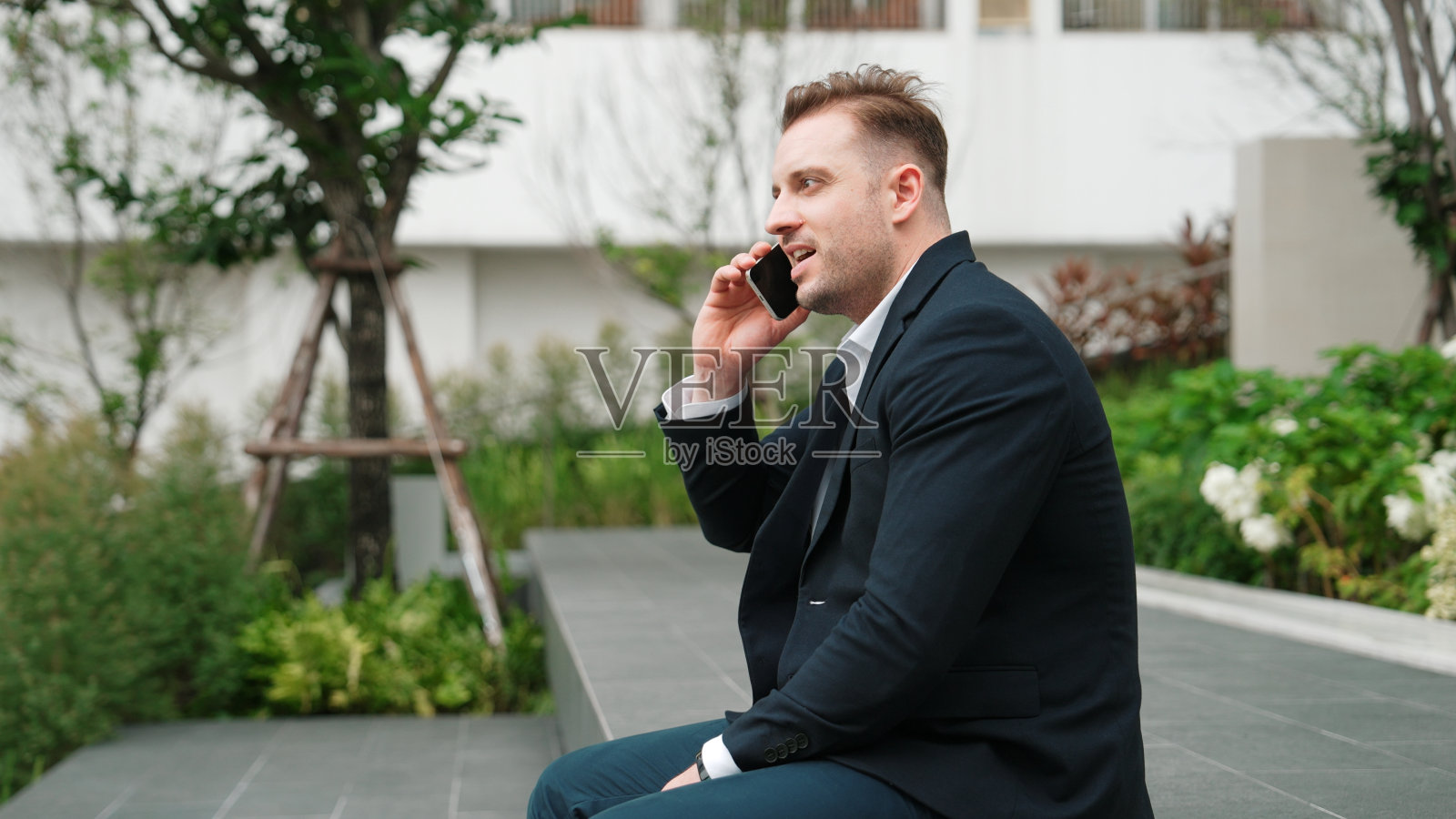 商人坐在那里和投资者谈论营销策略。温文尔雅的照片摄影图片