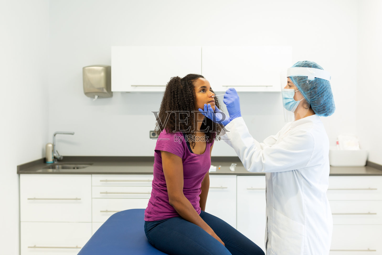 护士正在做COVID-19检测。照片摄影图片