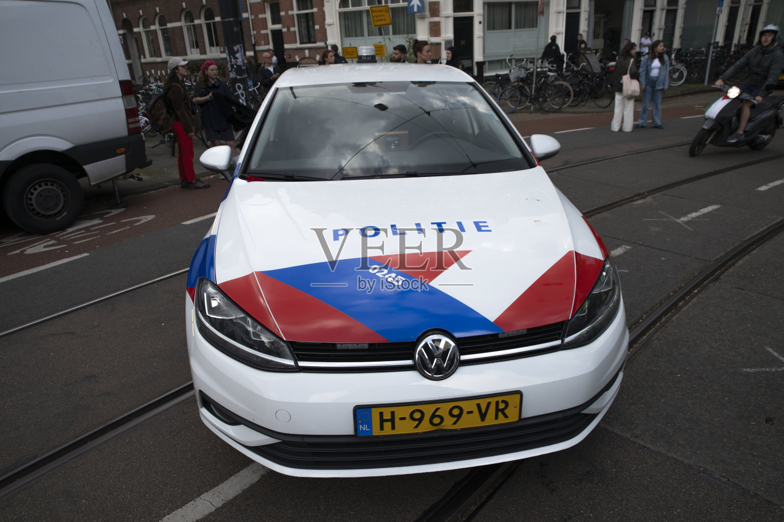 2024年7月5日，荷兰阿姆斯特丹UVA大学学生示威现场的警车照片摄影图片