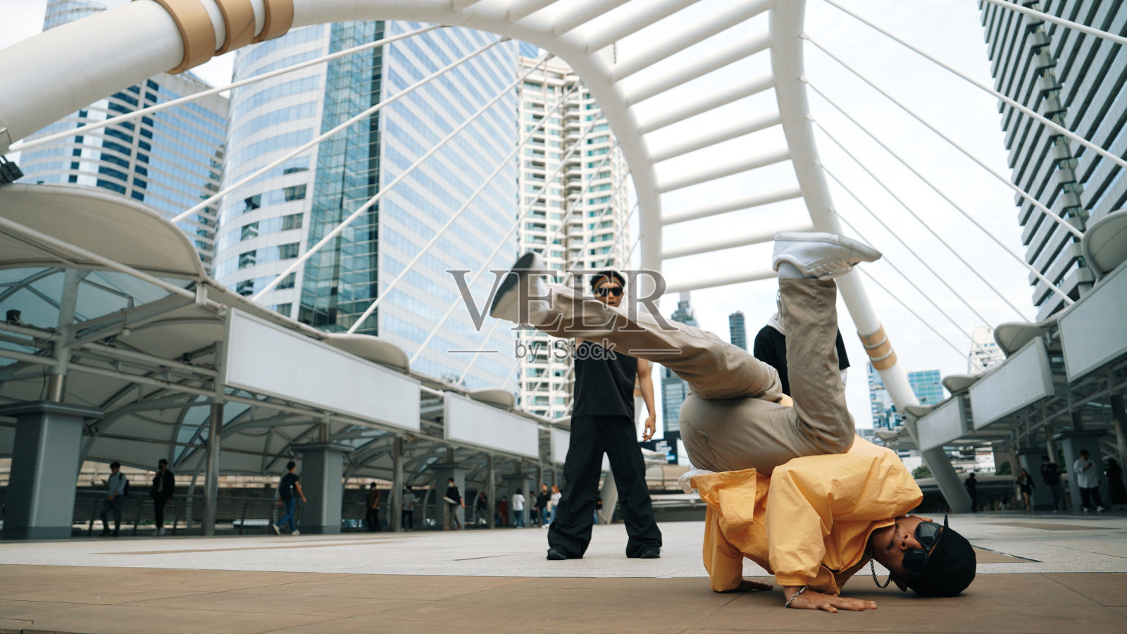 一群专业舞蹈演员欢呼雀跃，而潮人则表演舞步。活泼的。照片摄影图片