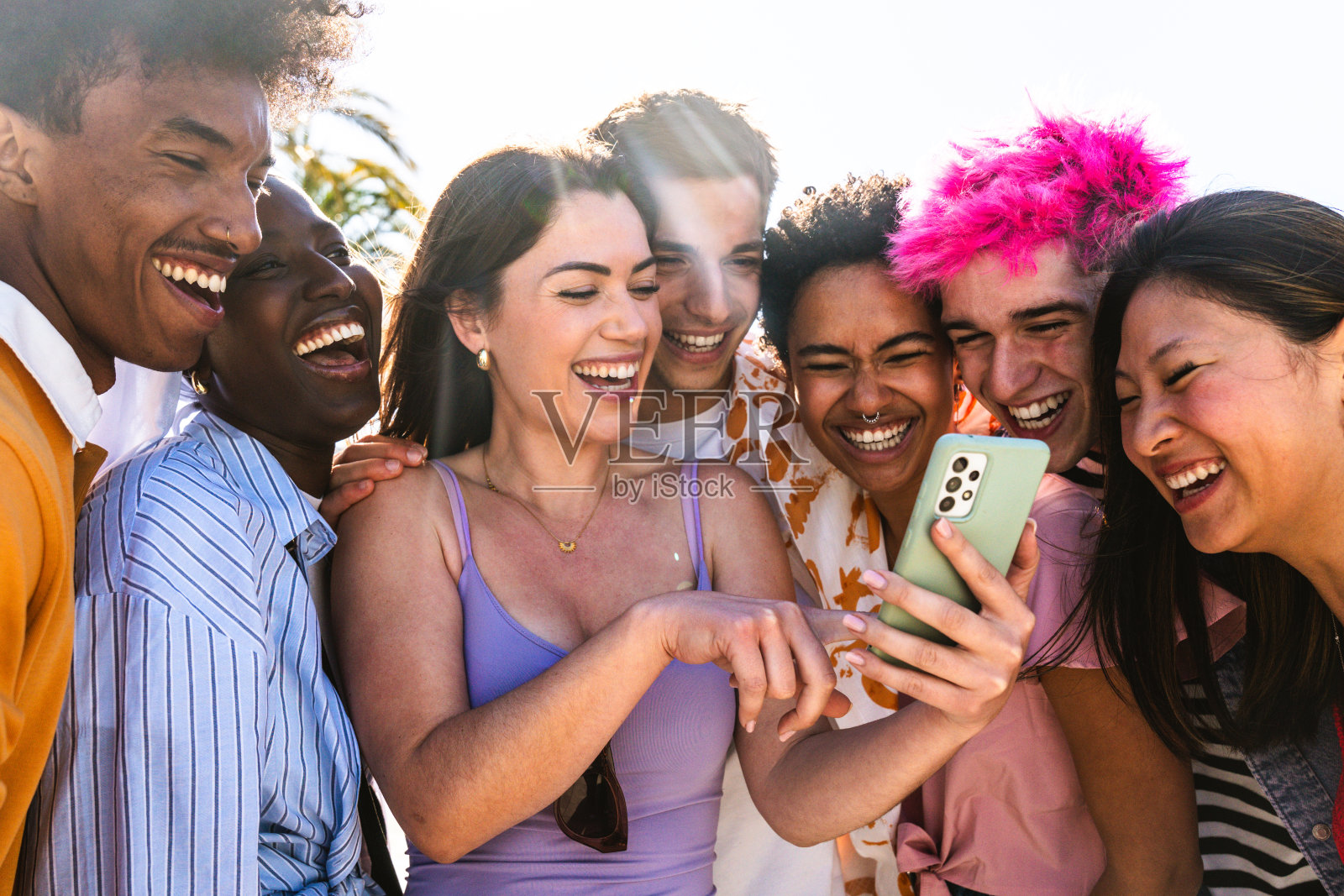 多民族的年轻朋友聚在一起照片摄影图片