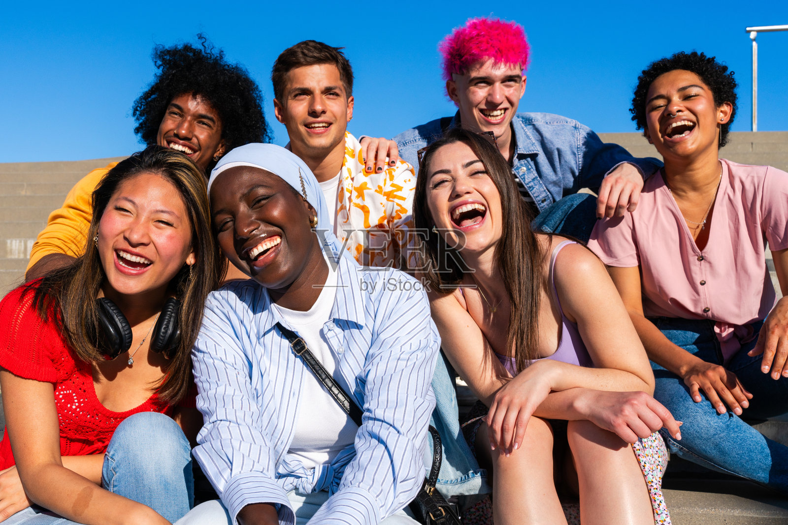 多民族的年轻朋友聚在一起照片摄影图片