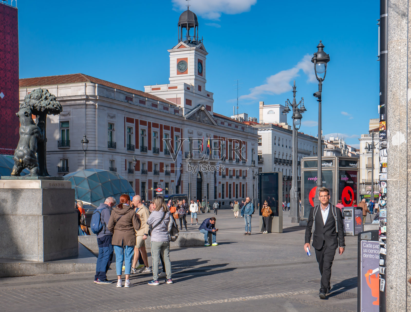 在马德里市中心，人们走在街上照片摄影图片