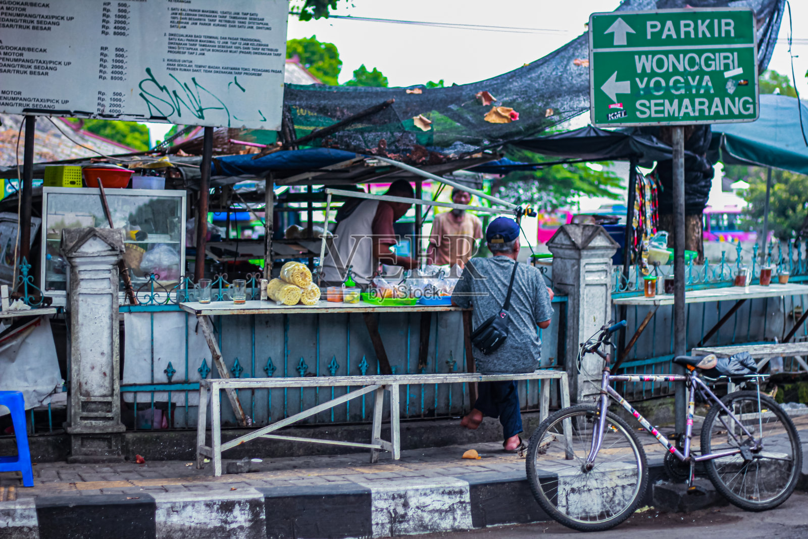 路边小吃摊：人们以实惠的价格享用美食照片摄影图片