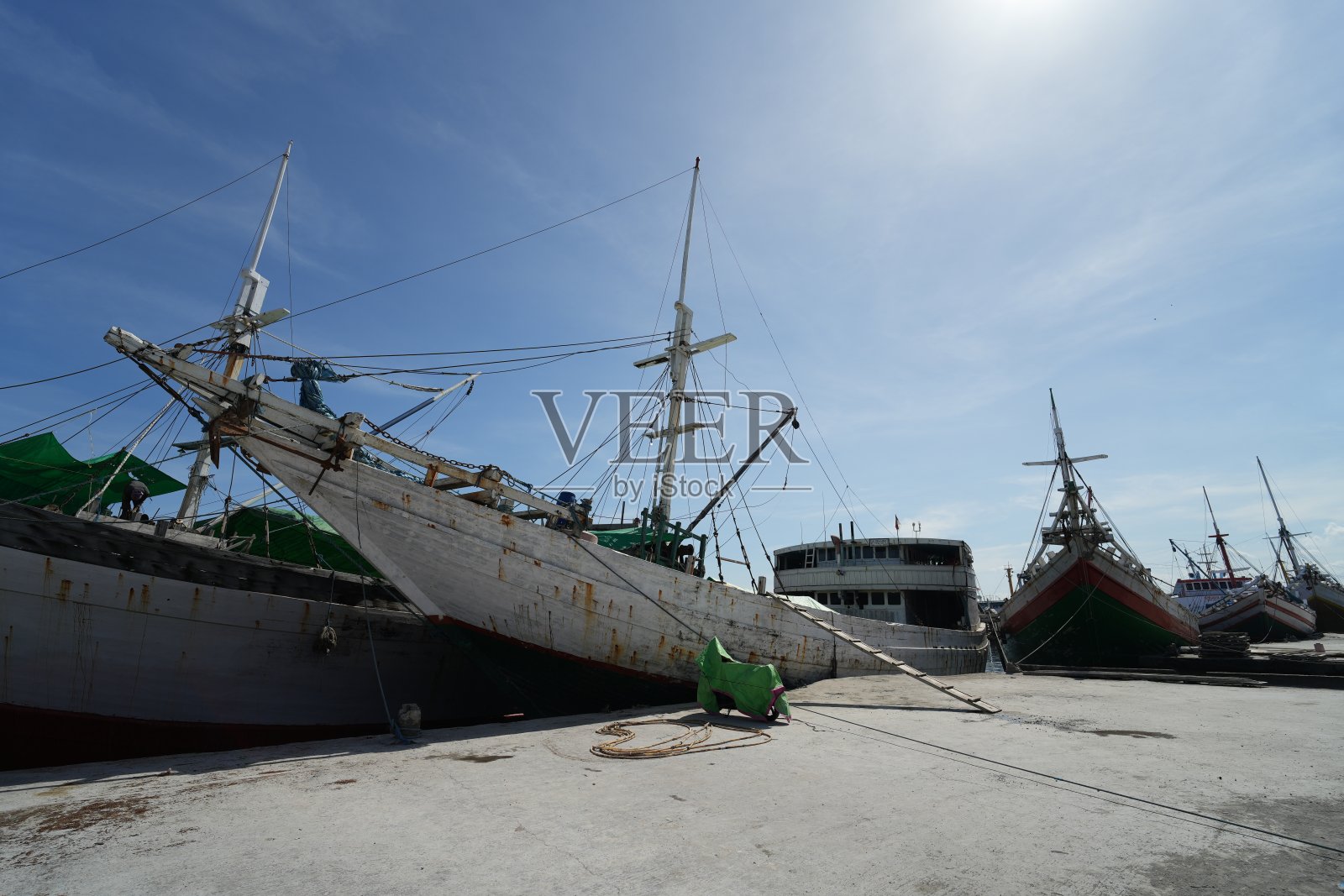 一艘木船停靠在港口照片摄影图片