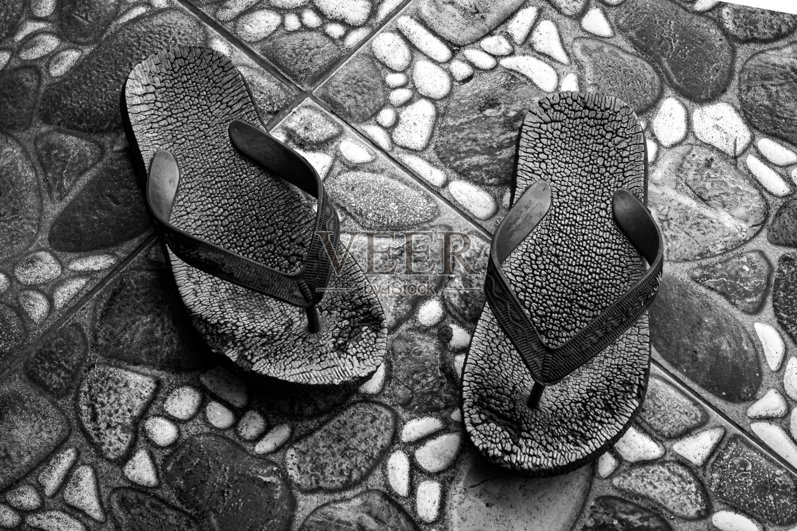 地板上一双丑陋的人字拖的特写照片摄影图片