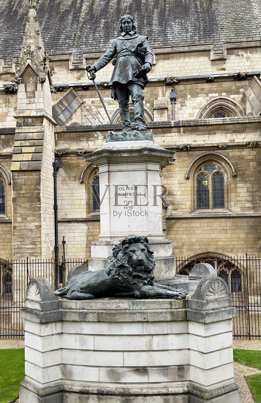 19世纪末护国公奥利弗·克伦威尔的雕像，由哈莫·索尼克罗夫特雕刻，1899年竖立在英国伦敦威斯敏斯特议会大厦外。照片摄影图片