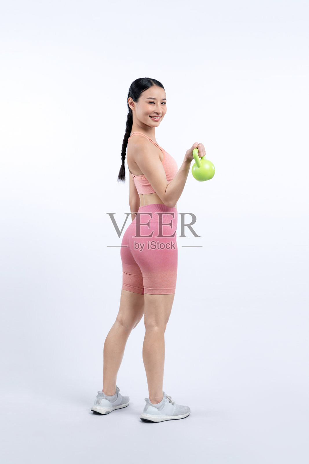 精力充沛的女性在做瑜伽和壶铃重量练习。照片摄影图片