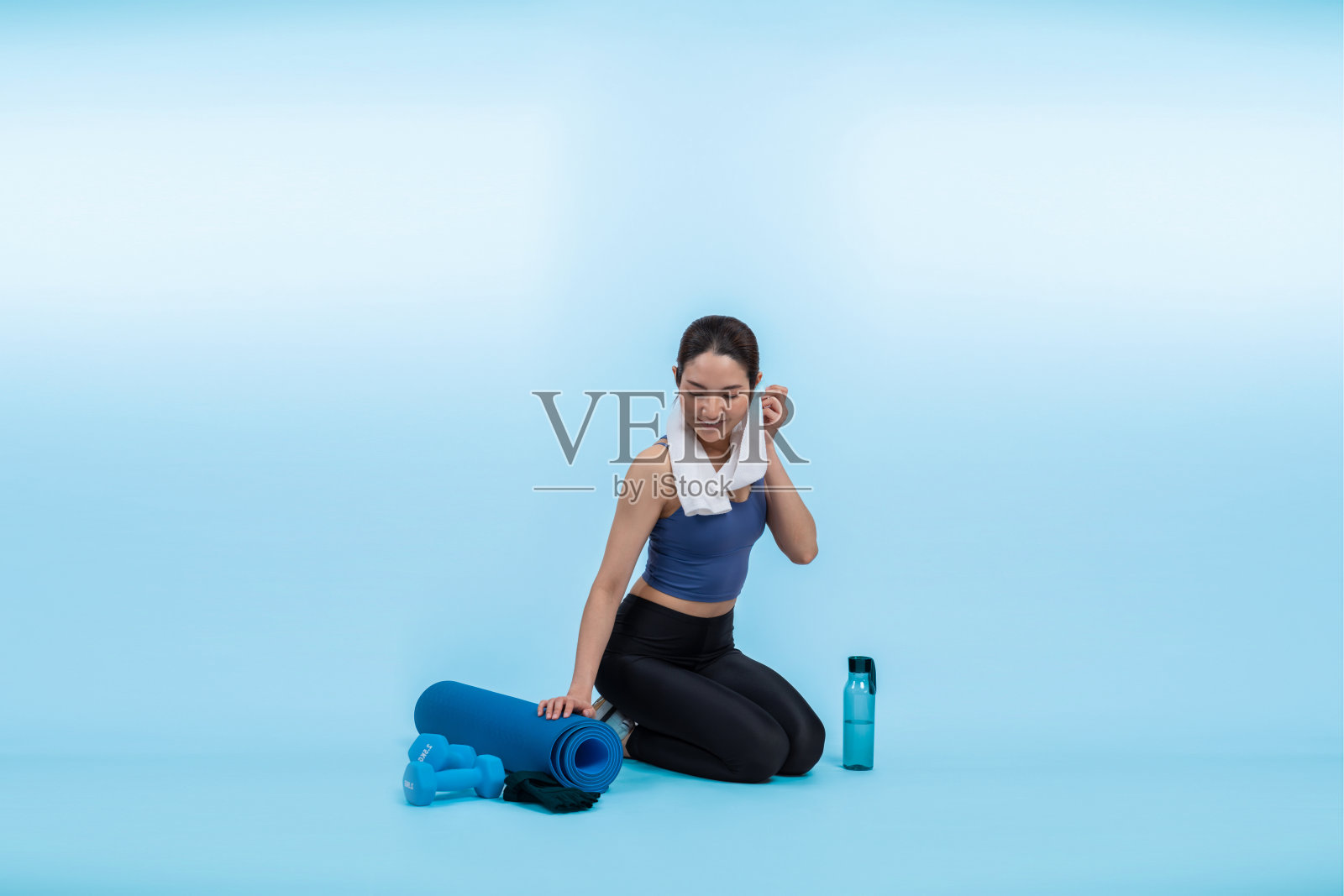 运动健硕的亚洲女性在剧烈的有氧运动后休息。充满活力的照片摄影图片