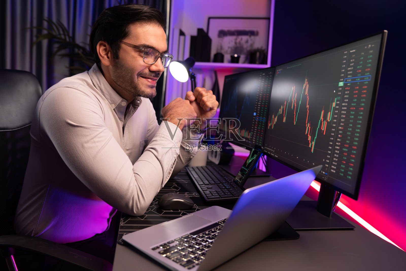 聪明的交易员专注于动态股票交易的个人电脑和笔记本电脑。推测。照片摄影图片