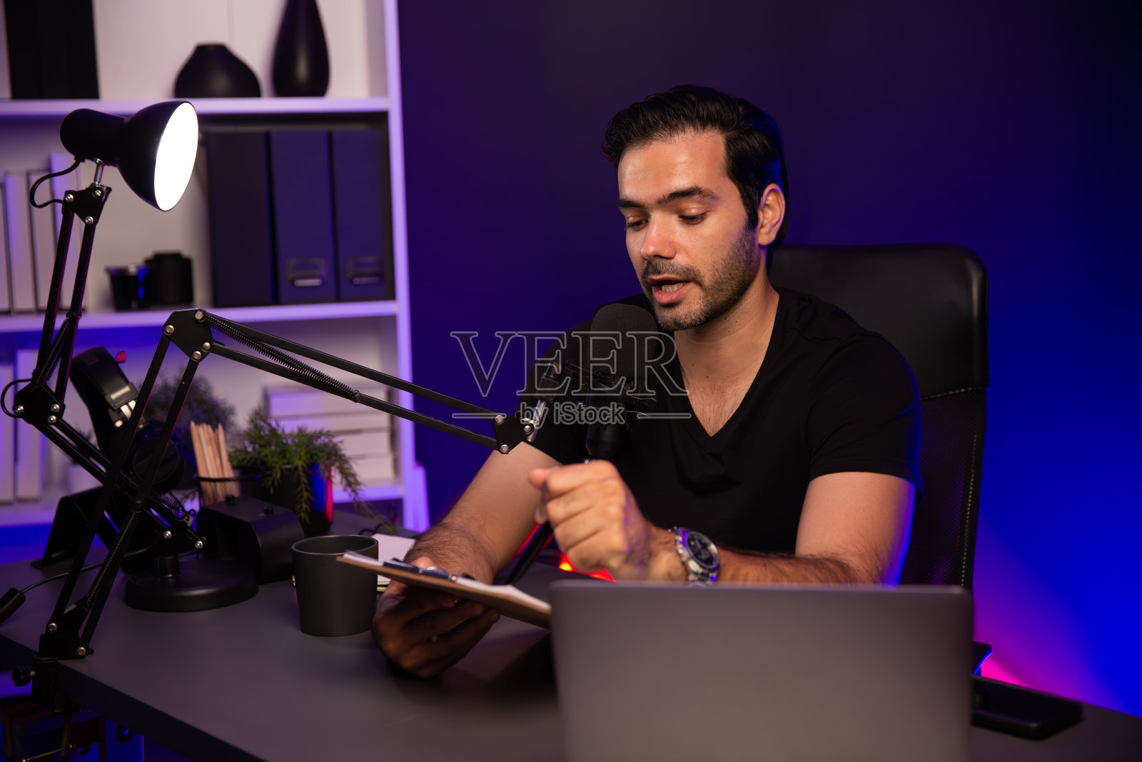 播音员用剧本对听众进行心理教育。推测。照片摄影图片