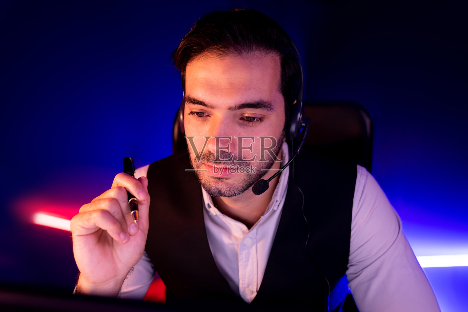 肖像聪明的商人远程会议与团队对组在线。推测。照片摄影图片