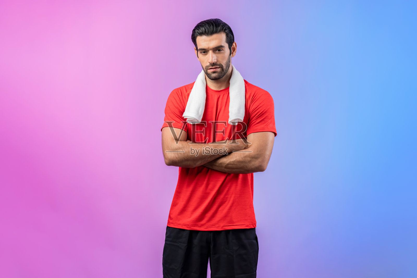 全身长度欢快的拍摄健美运动的男子在健身运动姿势照片摄影图片