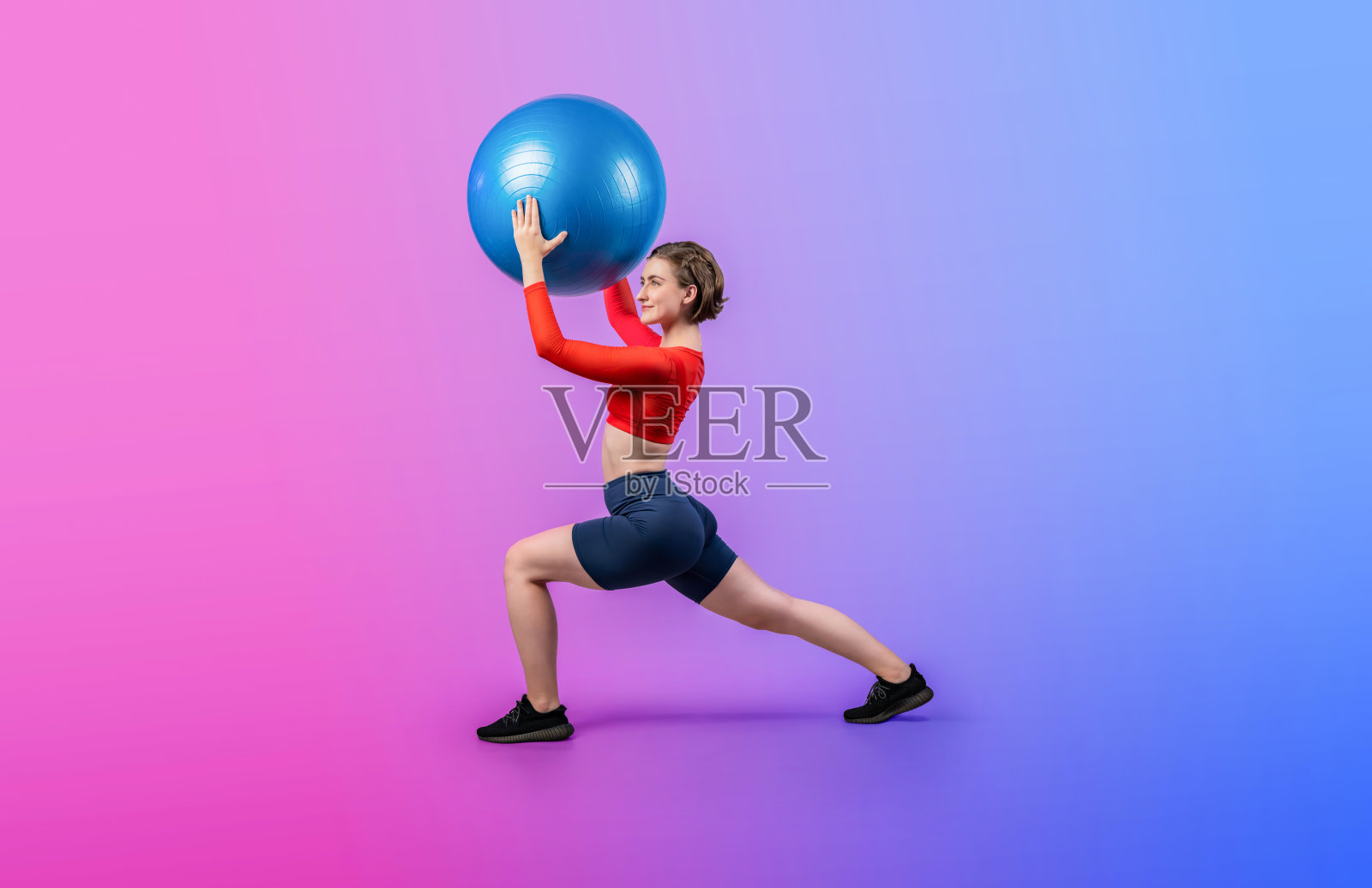 全身长度欢乐拍摄运动和运动的年轻女子健身球照片摄影图片