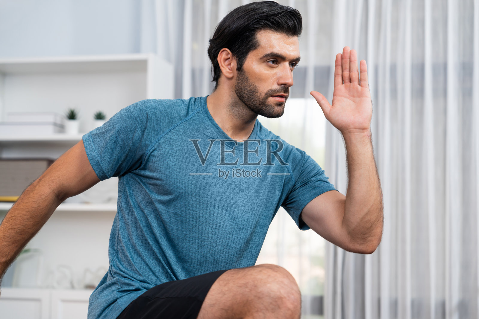 运动健将和运动健将在欢乐之家锻炼跑步姿势。照片摄影图片