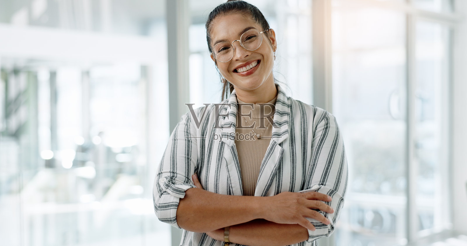 商务女性，脸和手臂交叉在一个作家和微笑在创意机构准备工作。肖像，快乐和专业，戴着眼镜，开始写作生涯，自信和骄傲照片摄影图片