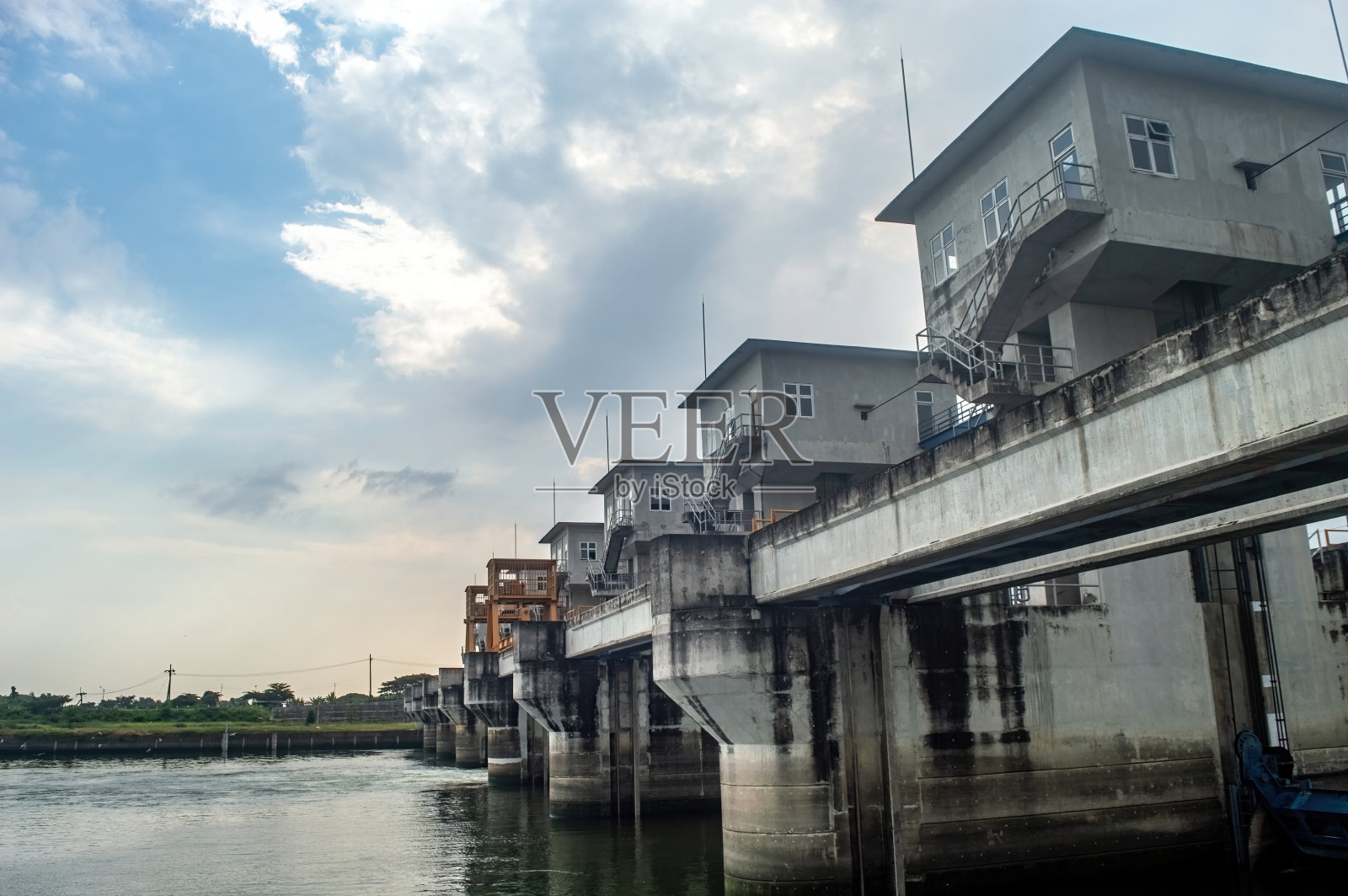 下午班加班梭罗河上的一座大坝，以控制洪水照片摄影图片