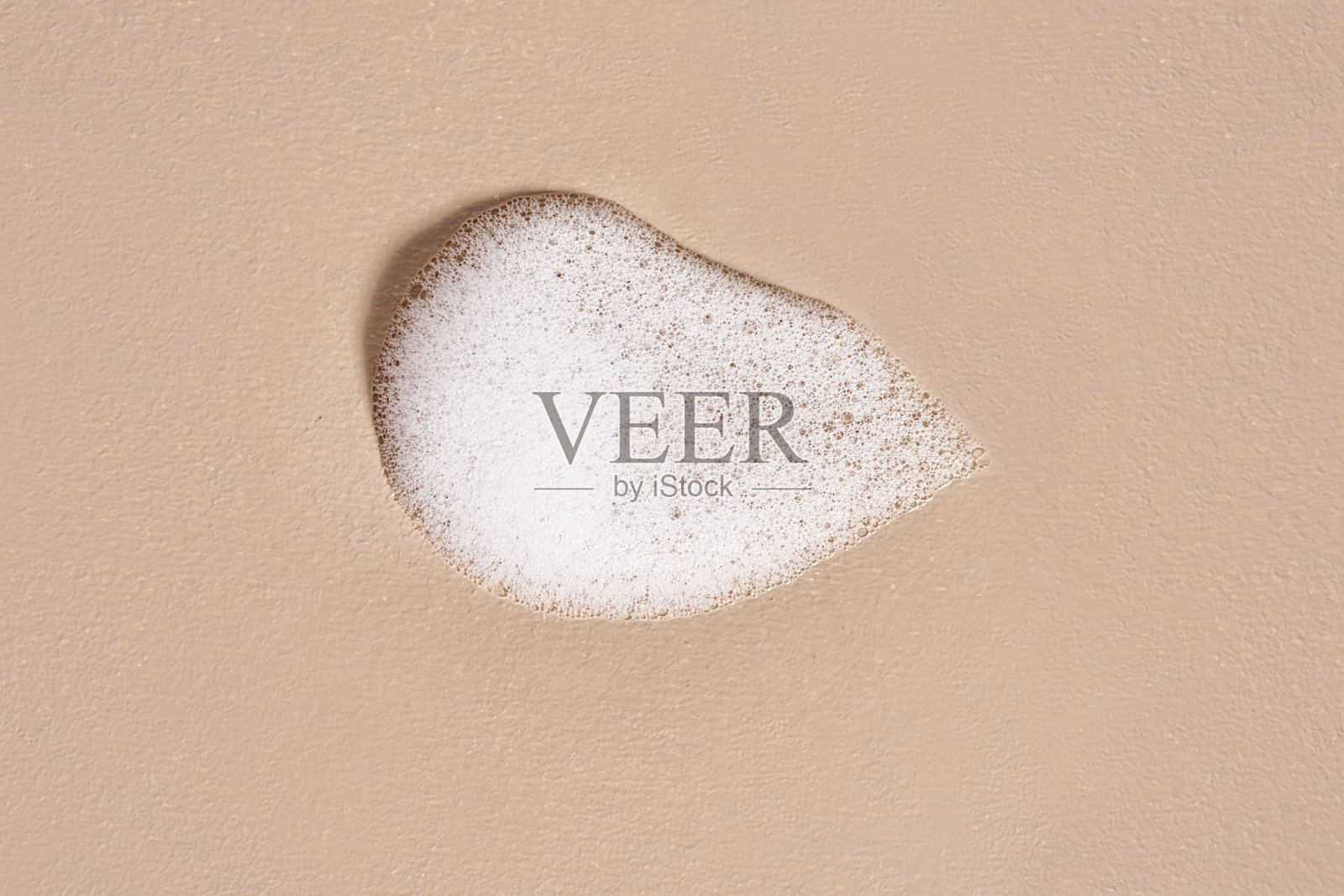 洁面摩丝样品。白色洁面泡沫裸色背景照片摄影图片