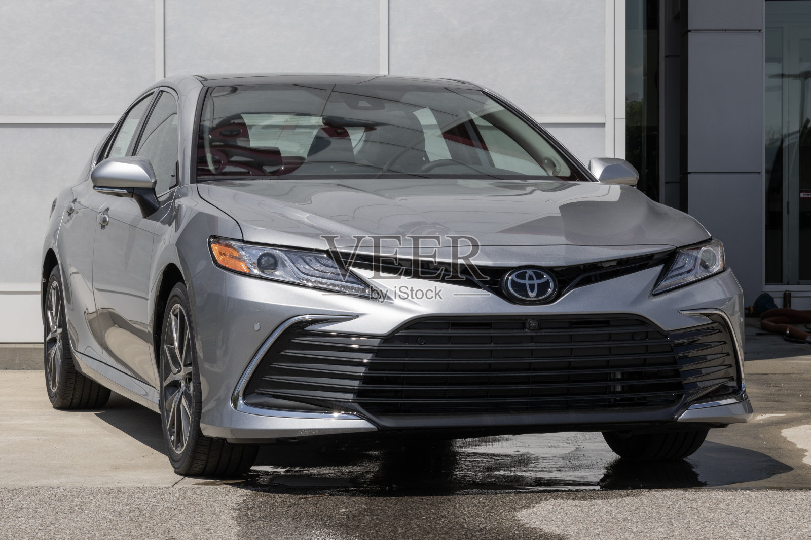 丰田凯美瑞XLE展示在经销商。丰田凯美瑞有LE、SE、XLE、XSE和TRD四种车型。我:2024照片摄影图片