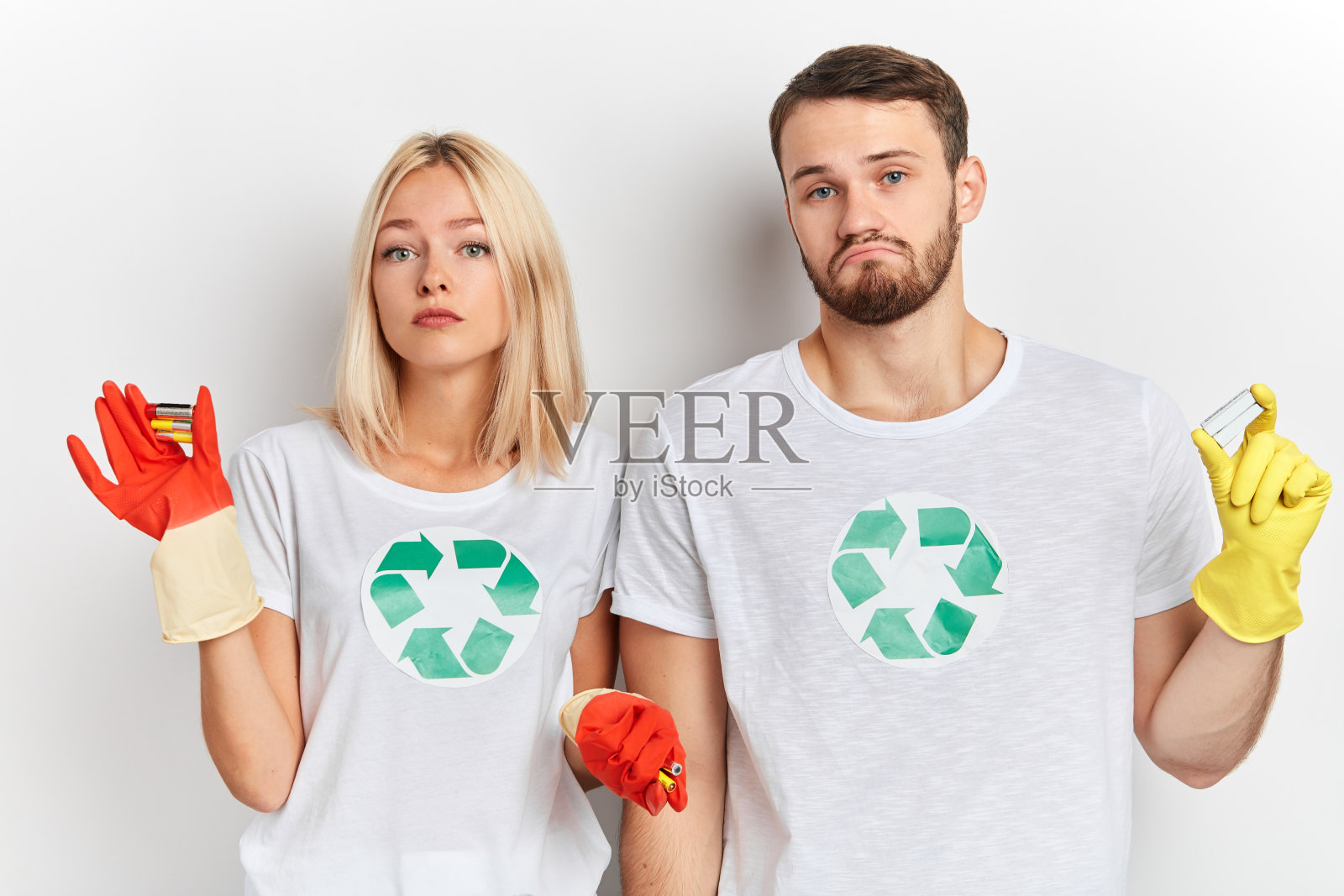 拿着碱性电池的严重不快乐的悲伤志愿者的特写照片摄影图片