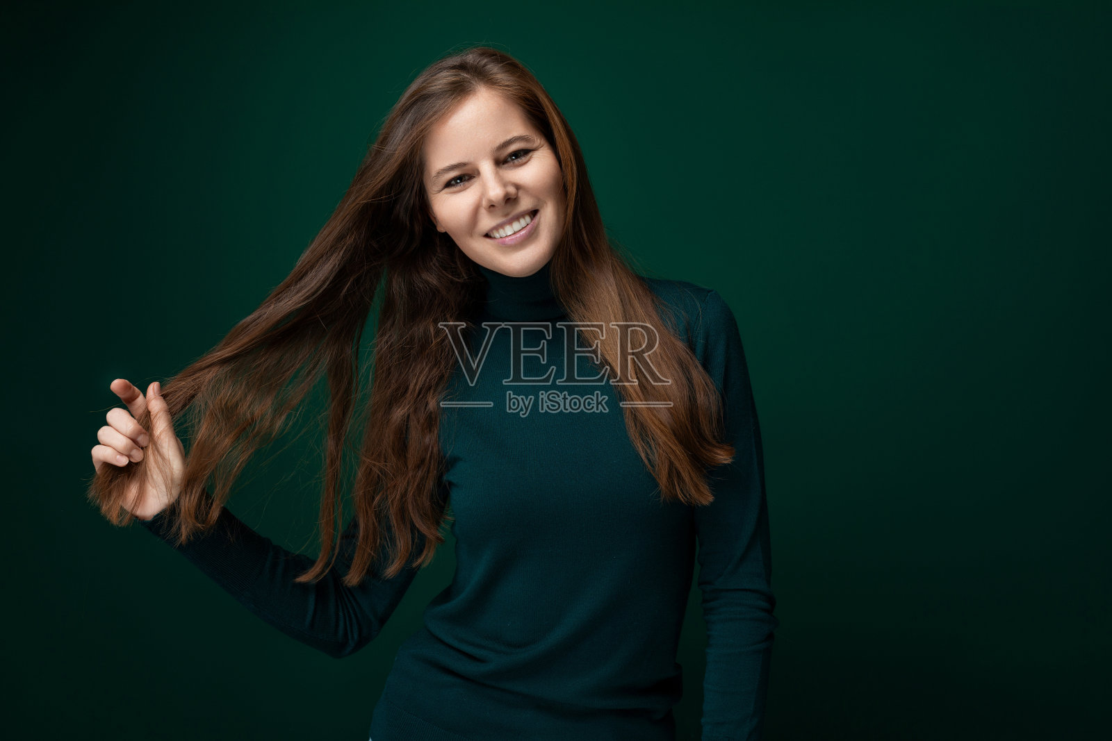 30岁的欧洲美女把她的棕色头发披散下来照片摄影图片