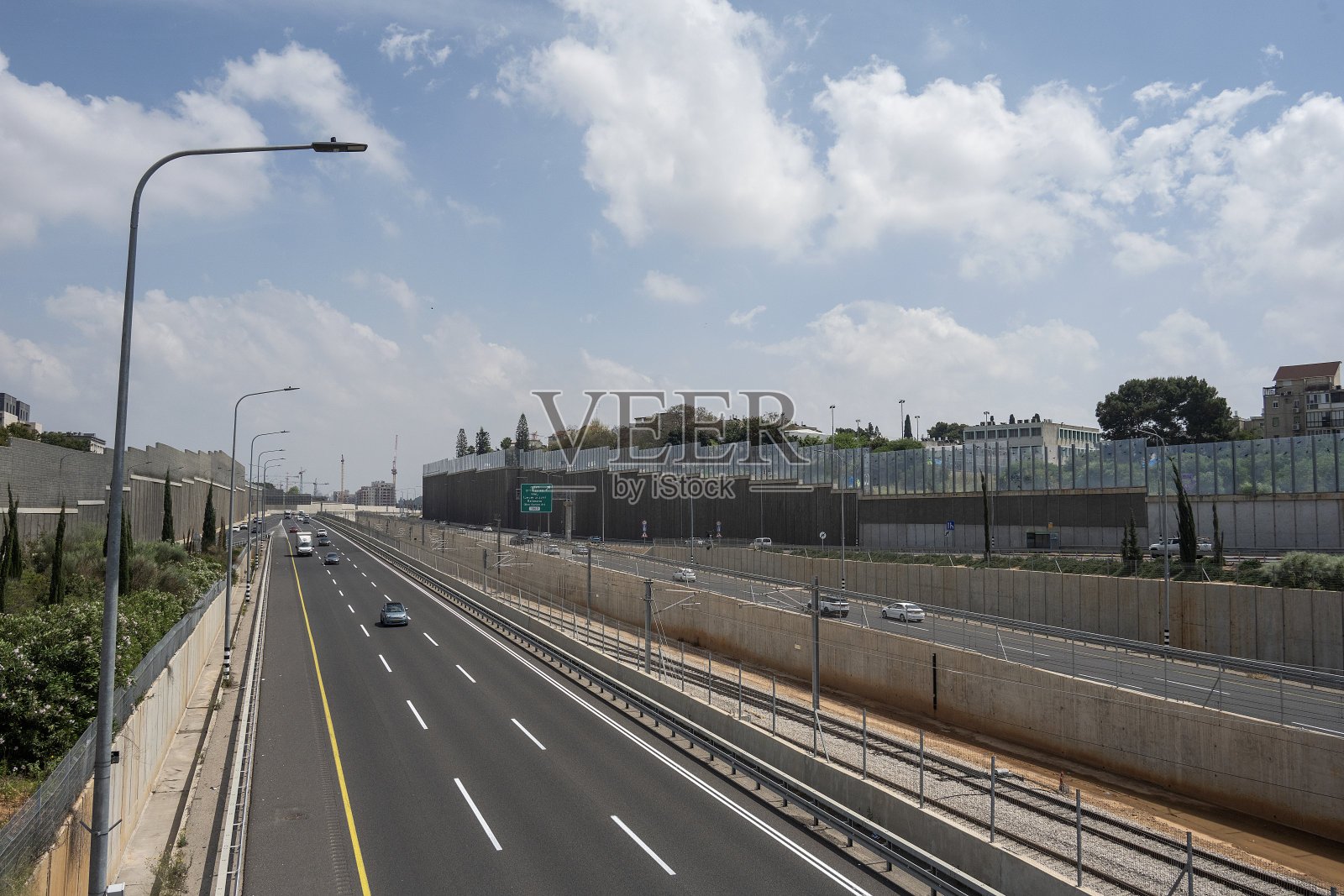 以色列道路上的隔音屏障照片摄影图片