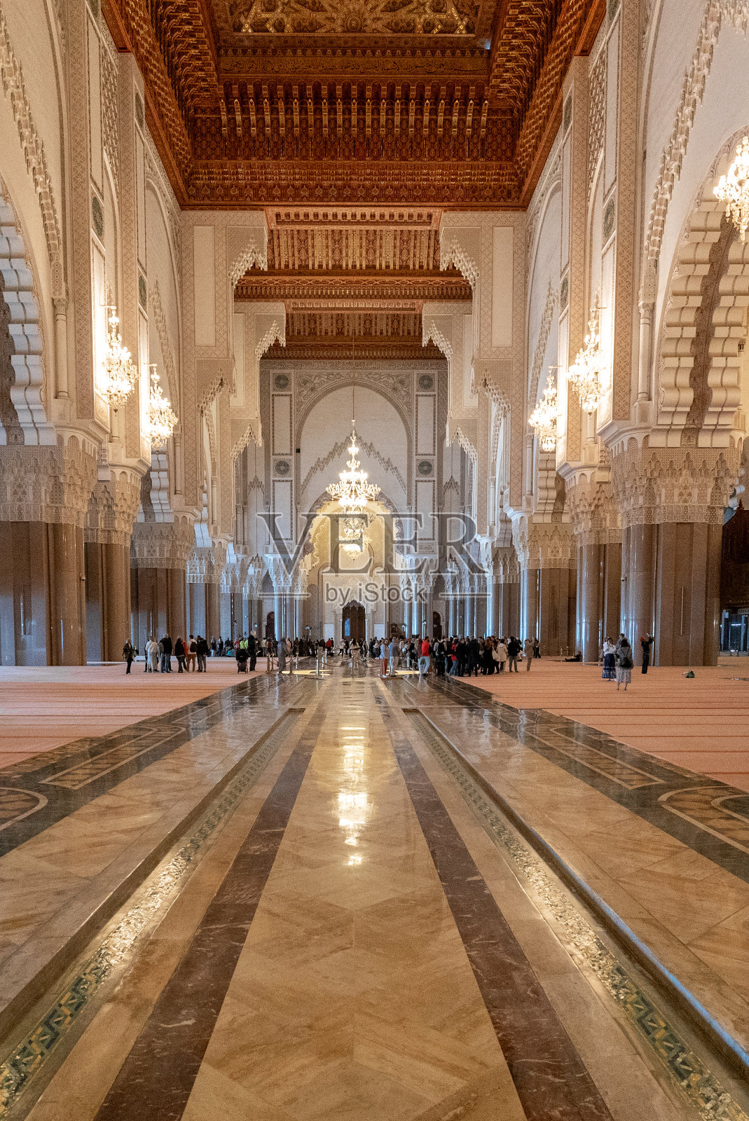 游客在卡萨布兰卡市中心的哈桑二世清真寺享受参观和导游照片摄影图片
