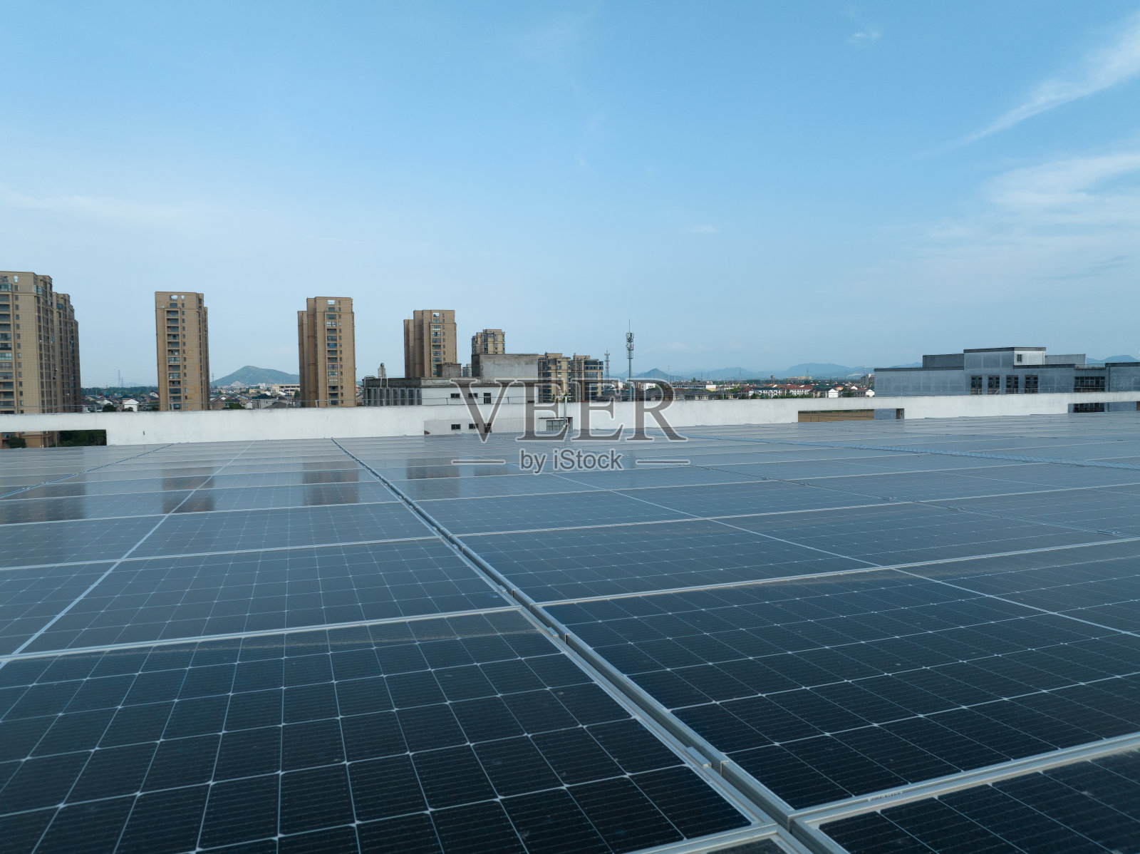 航拍屋顶光伏太阳能电池板照片摄影图片