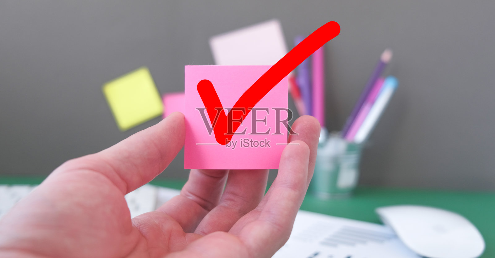 在彩色贴纸上有一个复选标记照片摄影图片