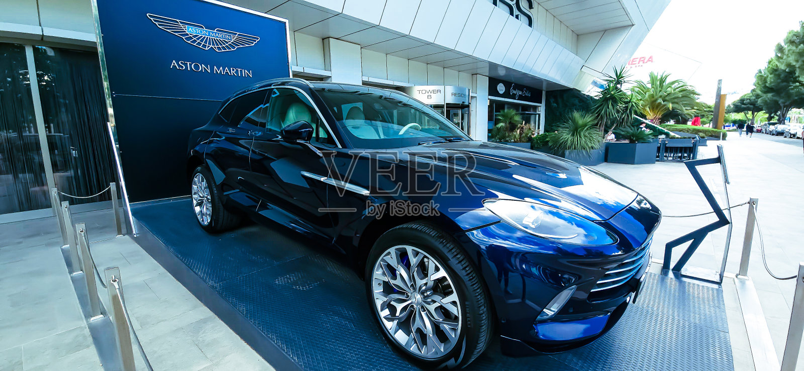 一辆豪华车,阿斯顿·马丁的商标在一个户外陈列室照片摄影图片