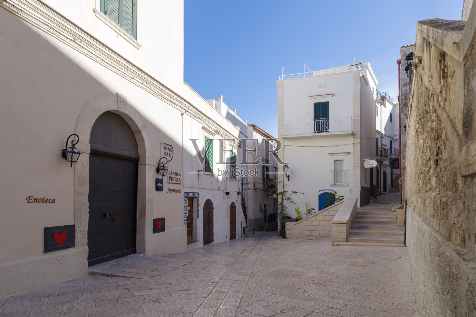 意大利南部普利亚的Vieste街照片摄影图片