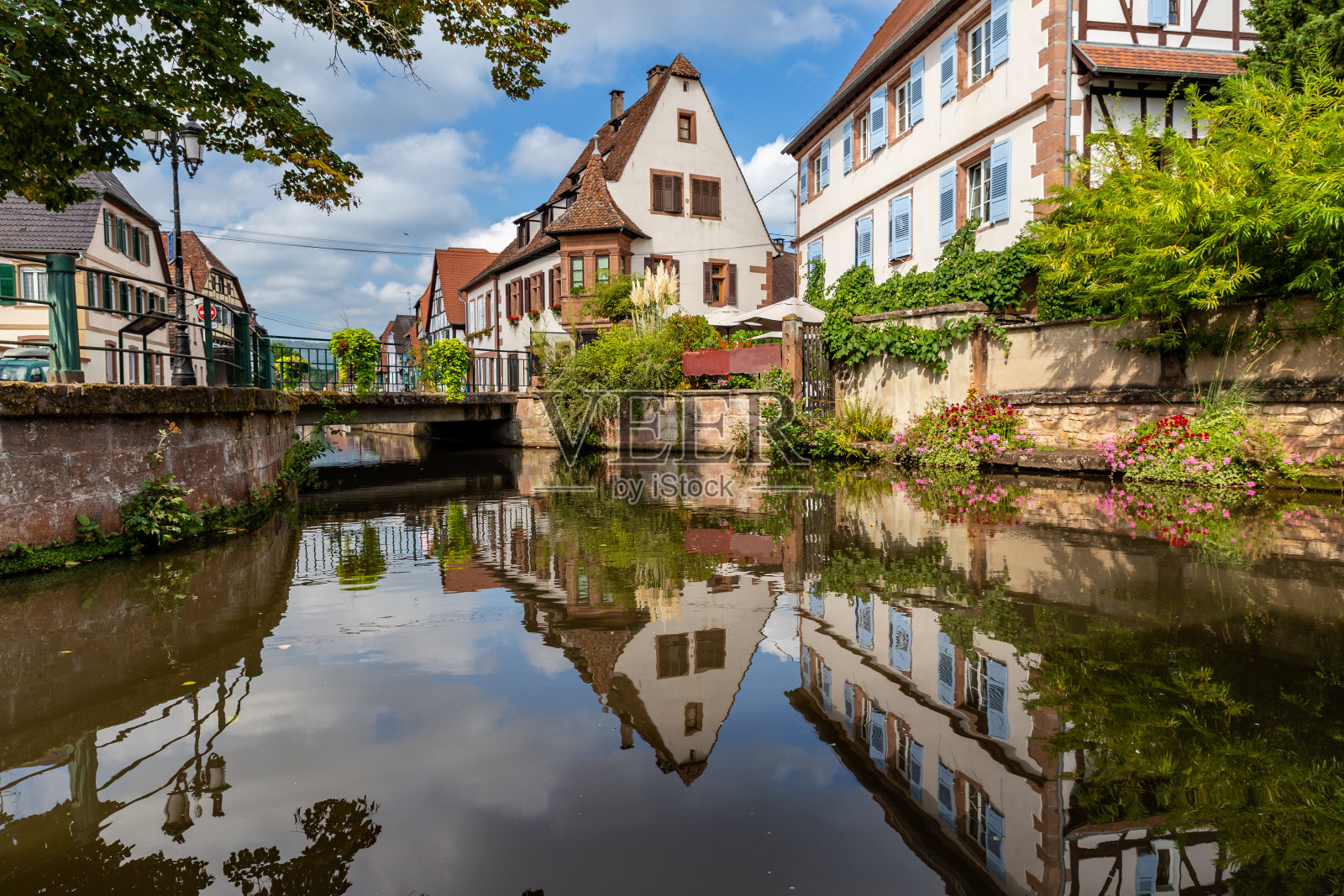 法国维森堡老城风景如画的木结构房屋前的运河倒影照片摄影图片