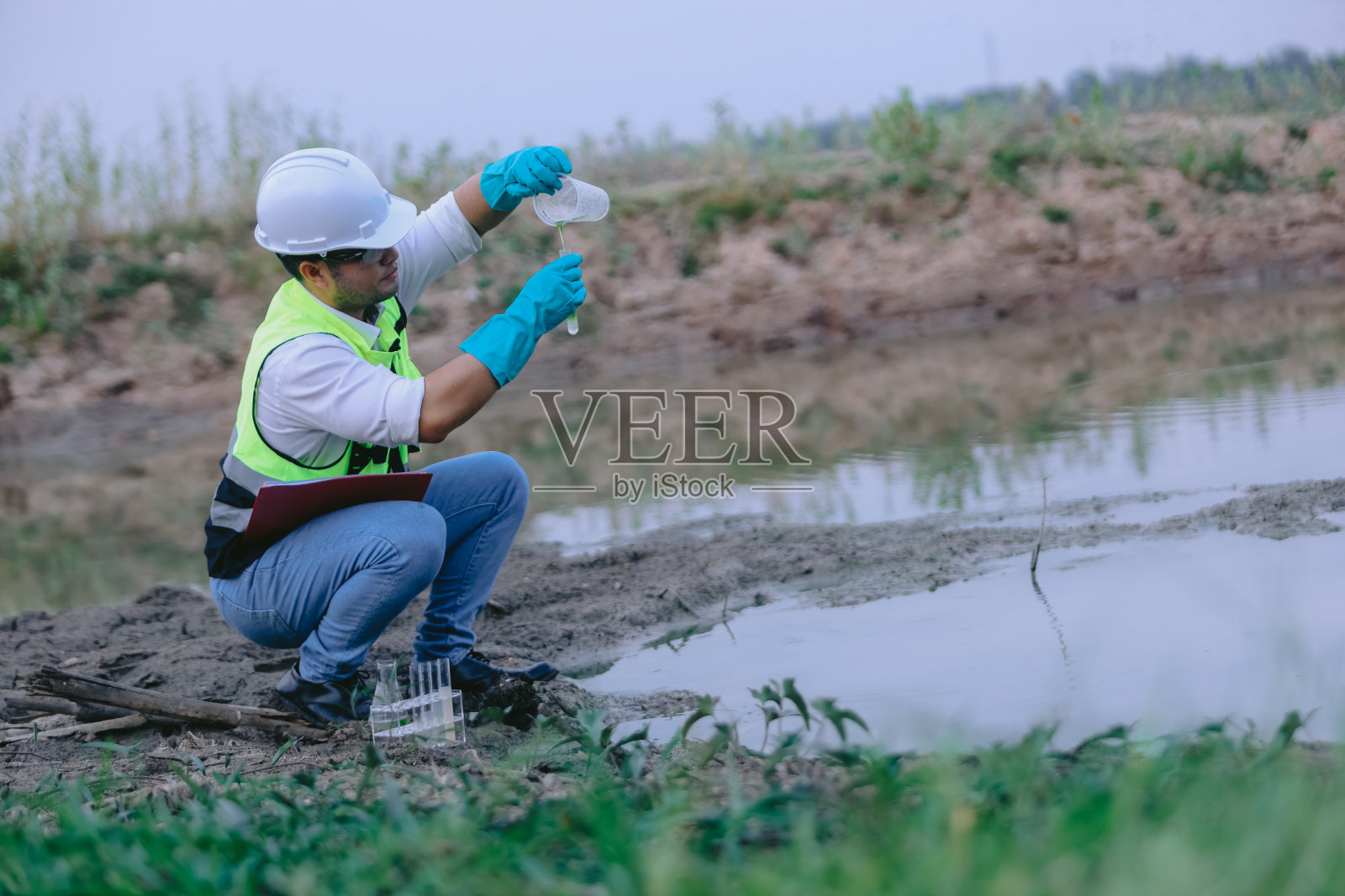 亚曼专家分析了水在污染、环境生态方面的概念照片摄影图片