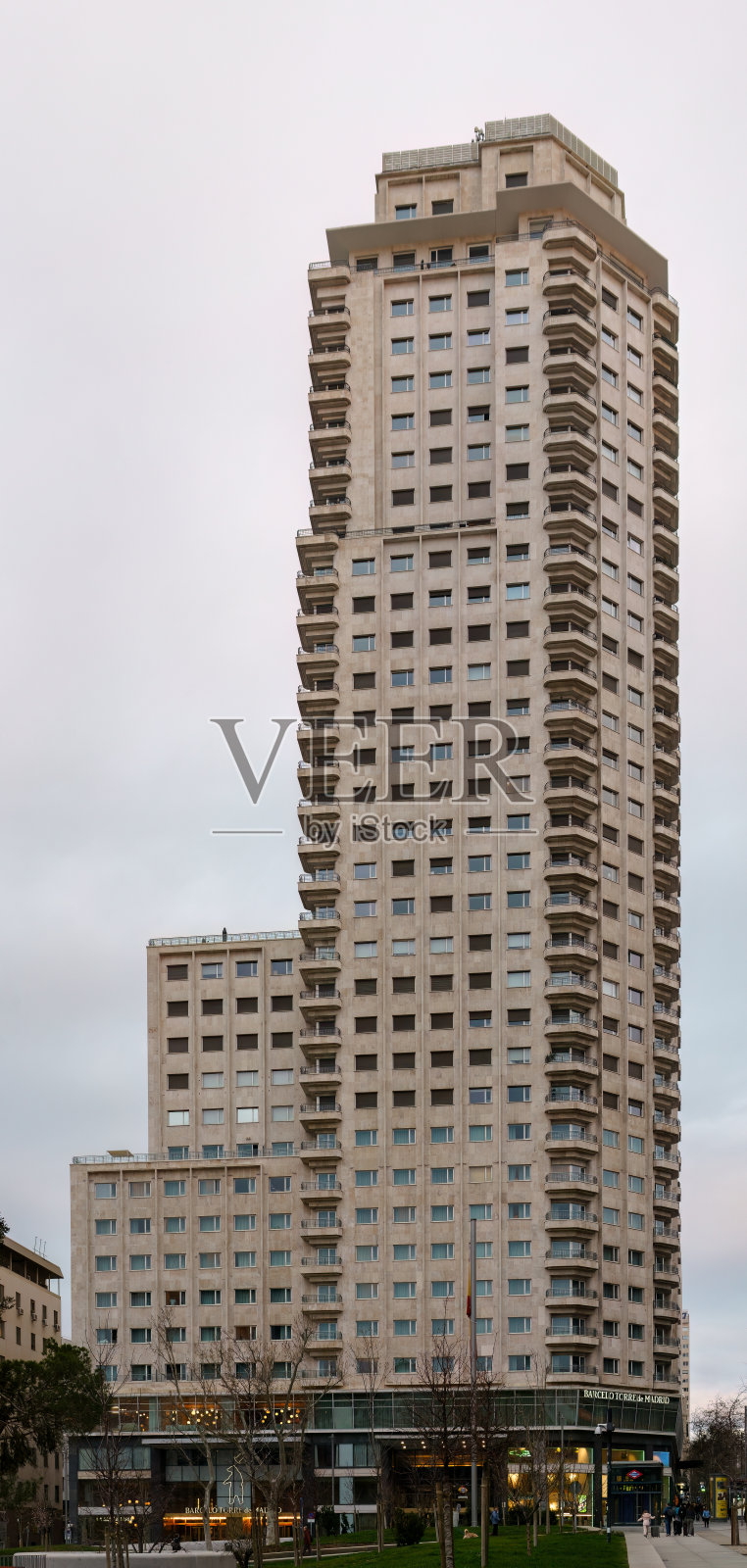 西班牙马德里的Torre De Madrid摩天大楼照片摄影图片