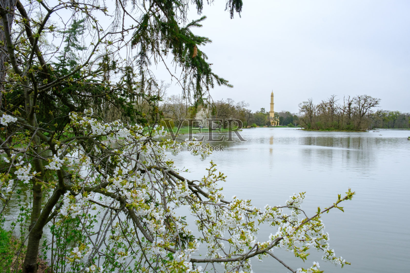 美丽的宣礼塔和湖泊在莱德尼斯<s:2>瓦尔蒂斯文化景观联合国教科文组织世界遗产，南摩拉维亚，捷克共和国照片摄影图片