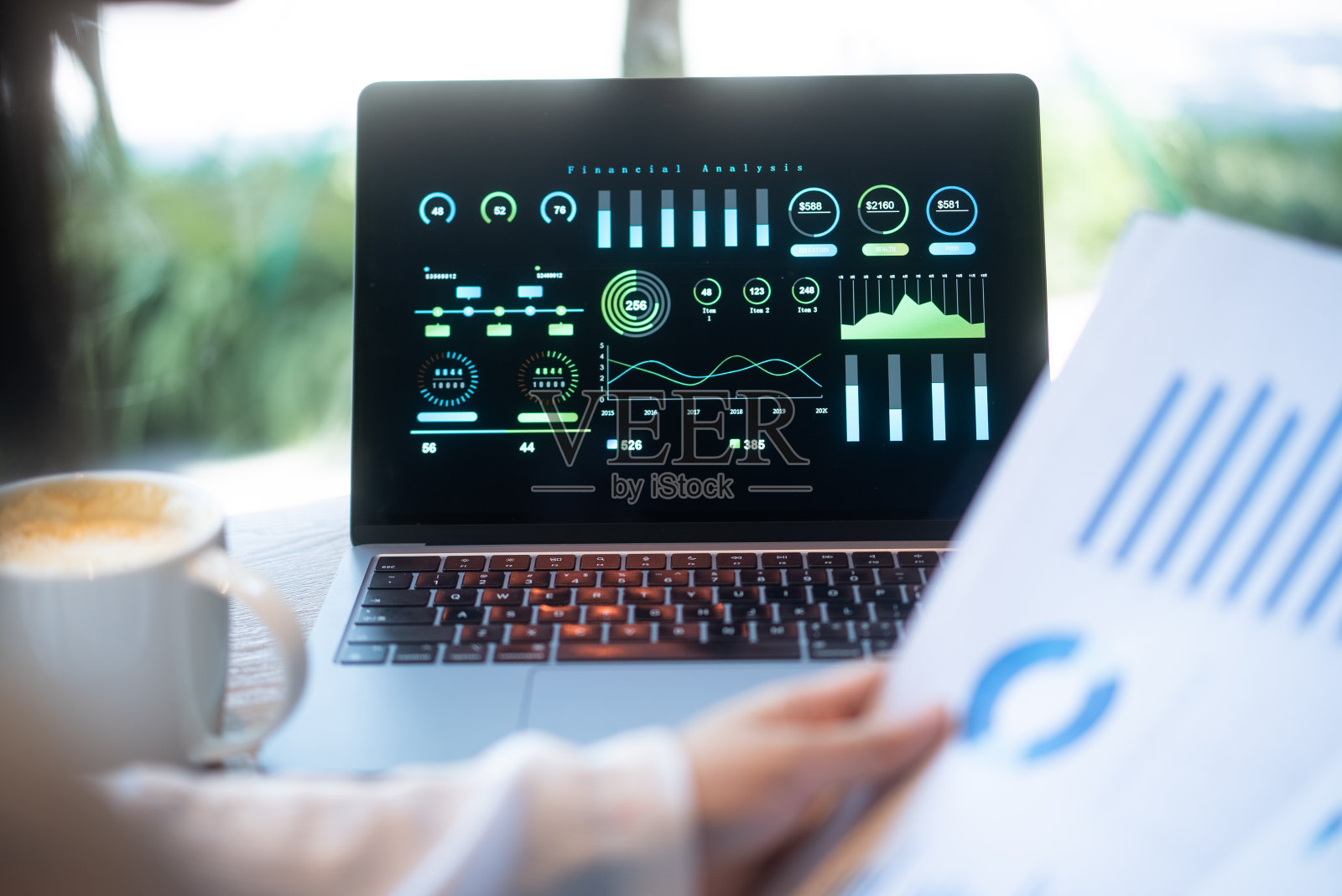 商务人士使用笔记本电脑工作照片摄影图片