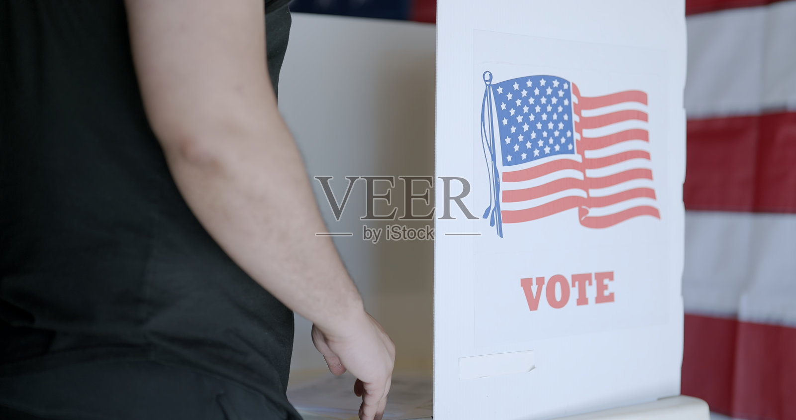 在美国选举亭投票的深色皮肤的选民背后特写照片摄影图片