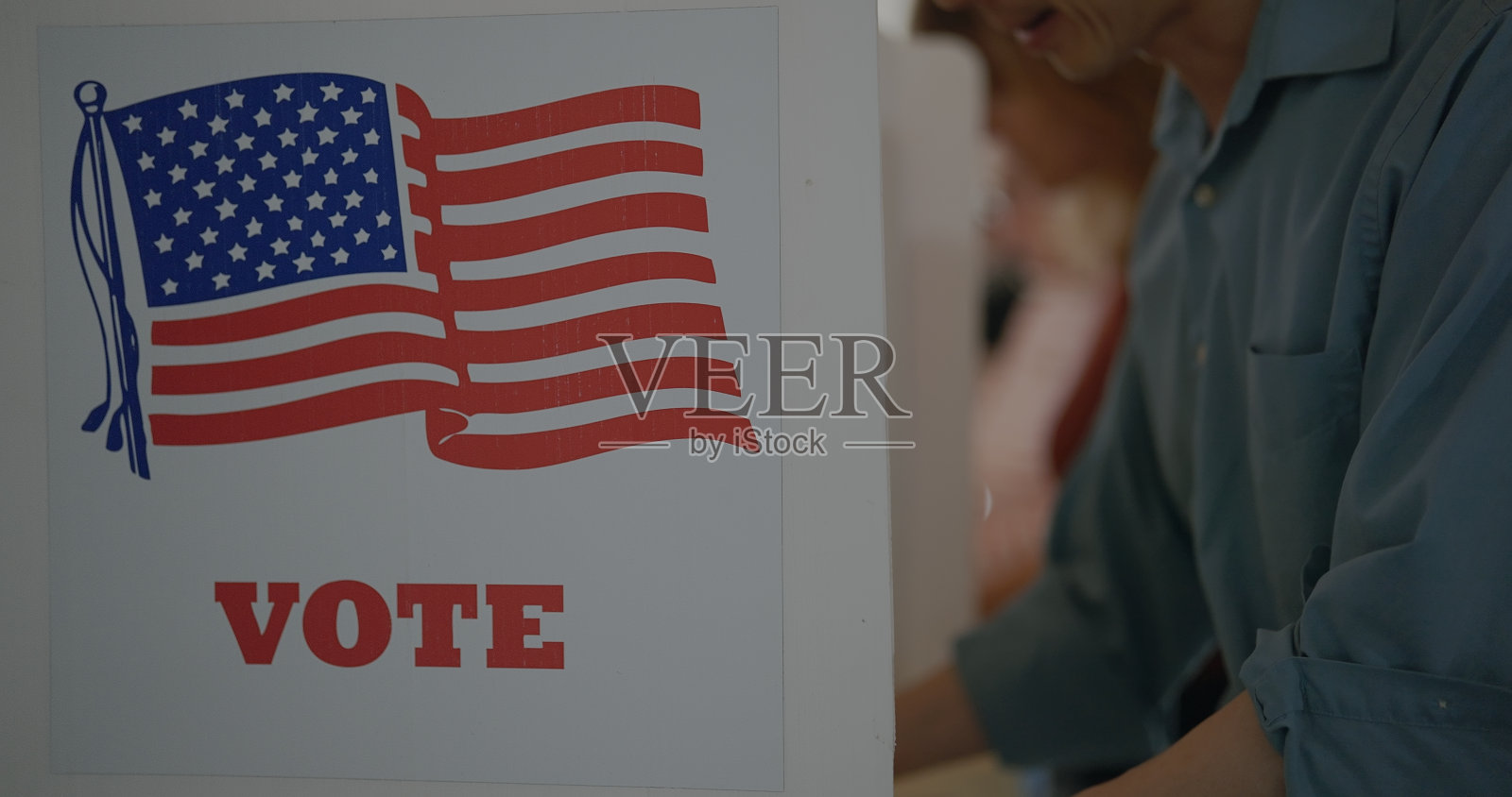 侧面图，一排选民在投票亭投票照片摄影图片