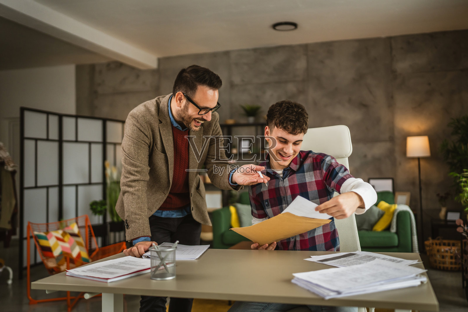 年轻的学生和教授准备用奖学金打开信封照片摄影图片