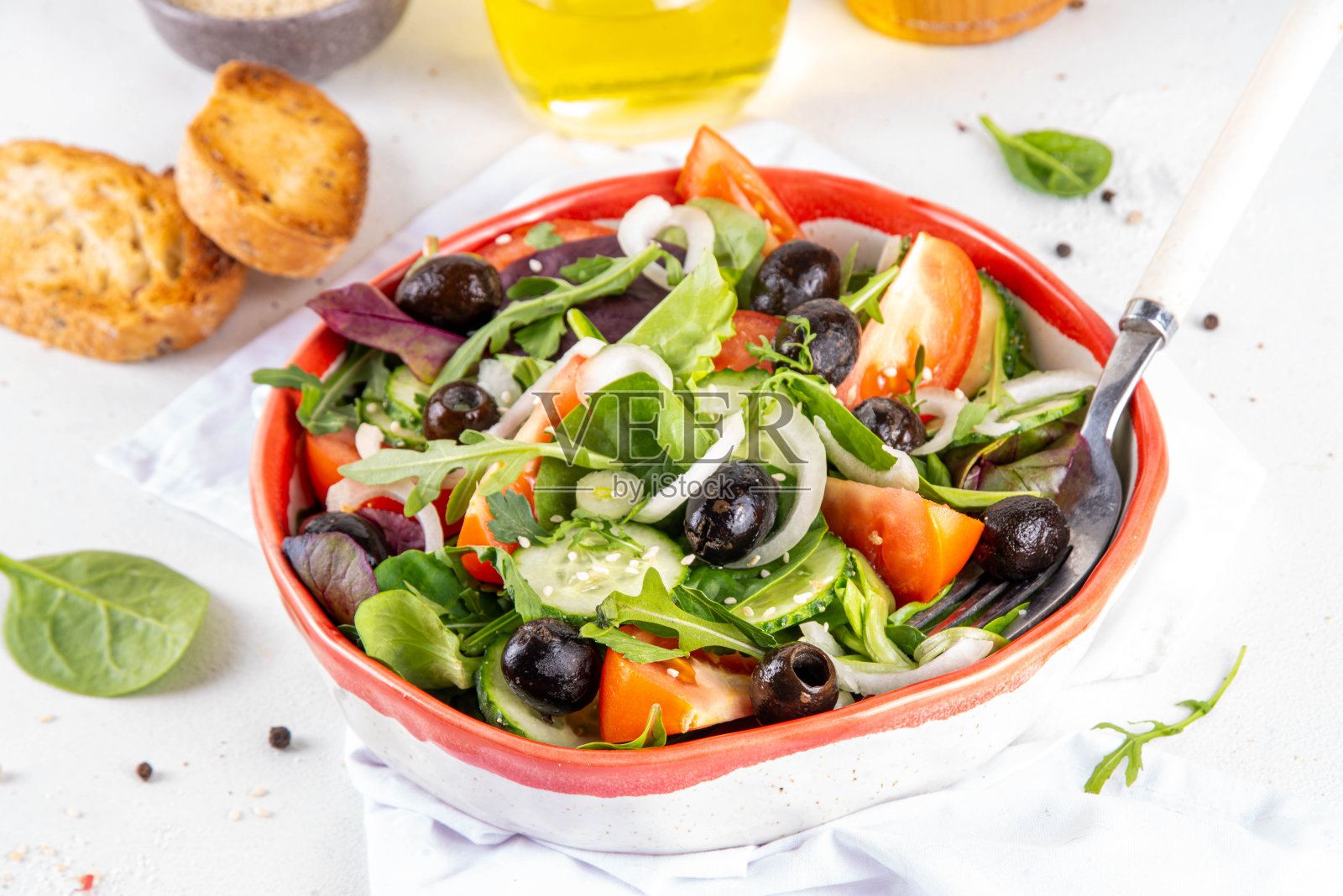 健康的有机沙拉配上新鲜蔬菜照片摄影图片