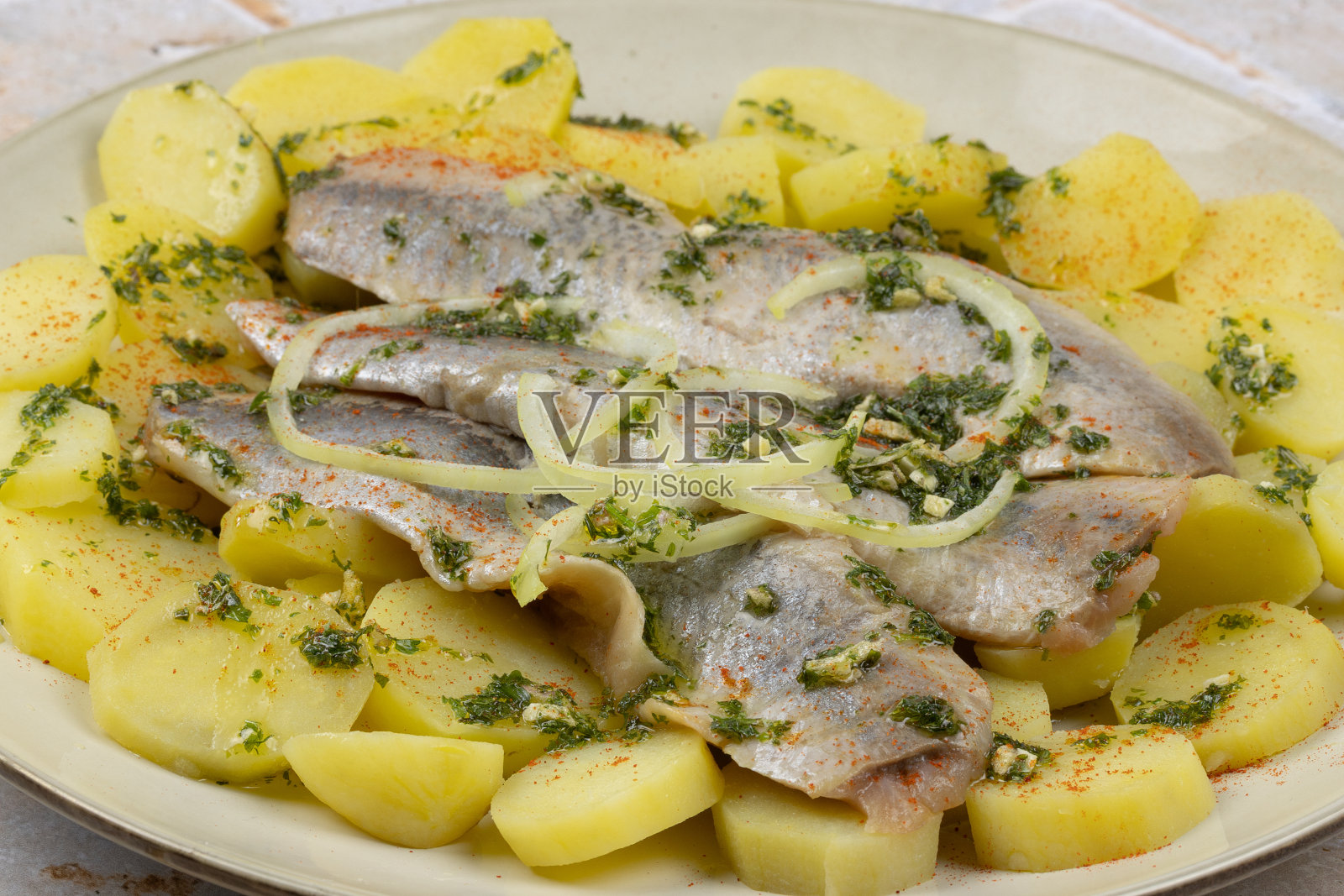 鲱鱼片和土豆沙拉，特写照片摄影图片