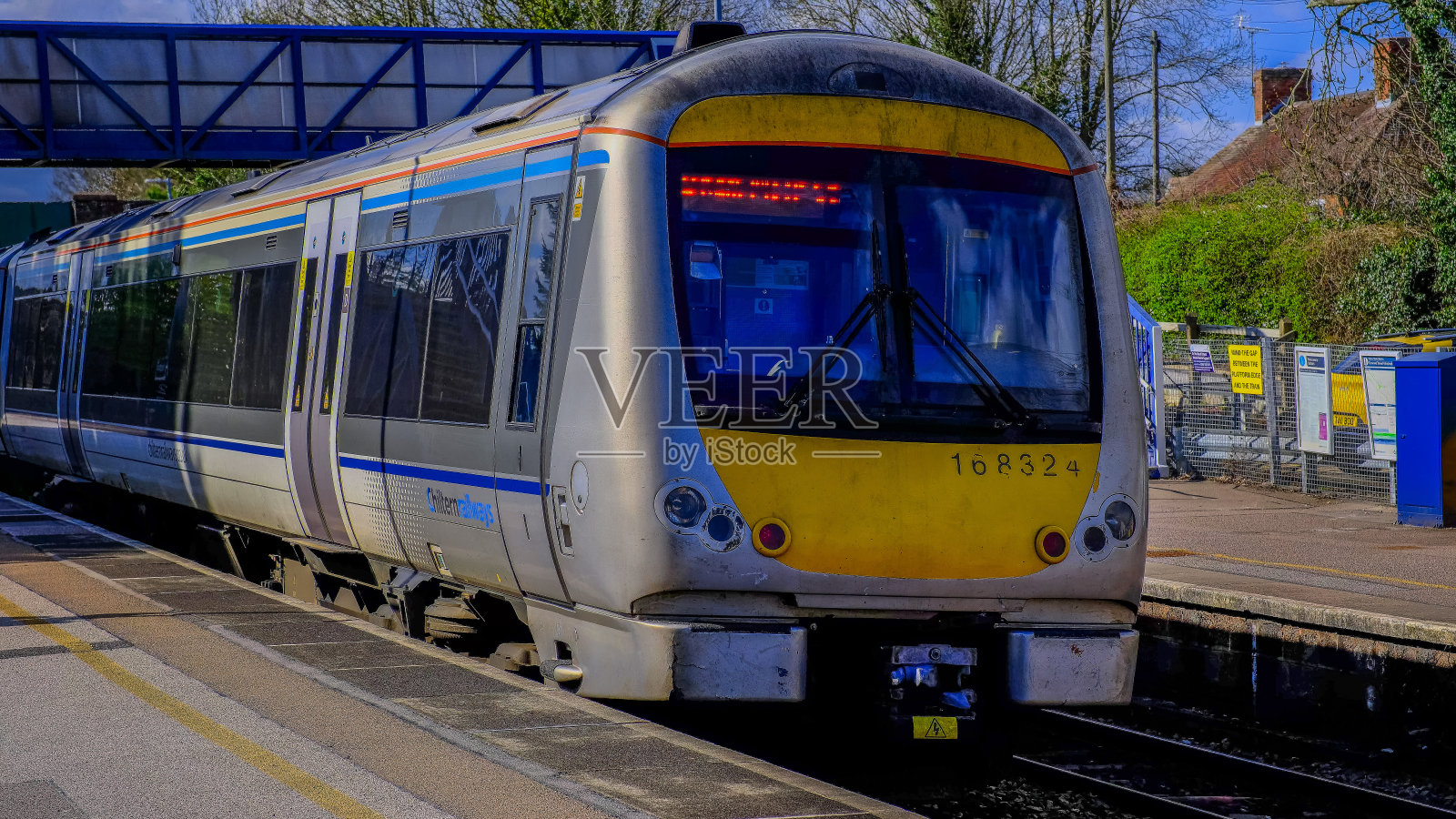 铁路-英国乡村的柴油动力火车站。照片摄影图片