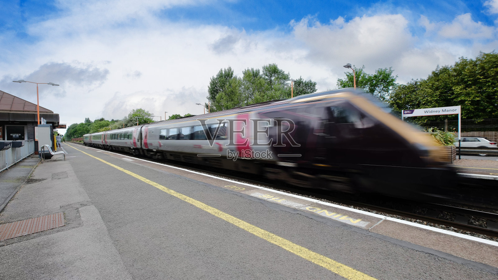 铁路-英国乡村的柴油动力火车站。照片摄影图片