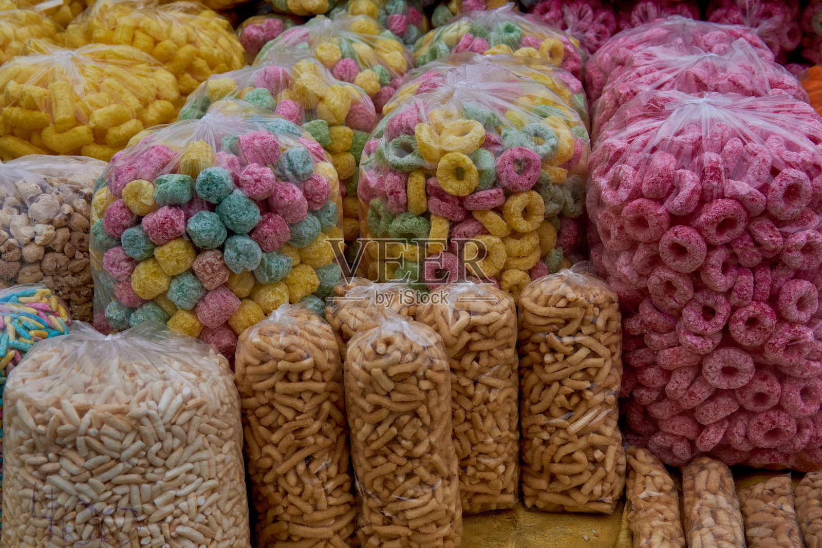 在阿根廷的萨尔塔，街头叫卖水果泡芙麦片、咸味冰棍、饼干、膨化玉米、单袋土豆照片摄影图片