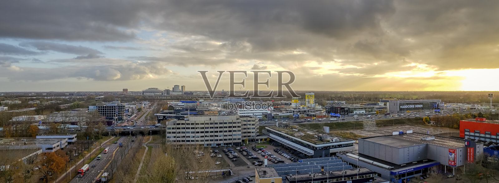 从酒店窗口俯瞰城市全景照片摄影图片