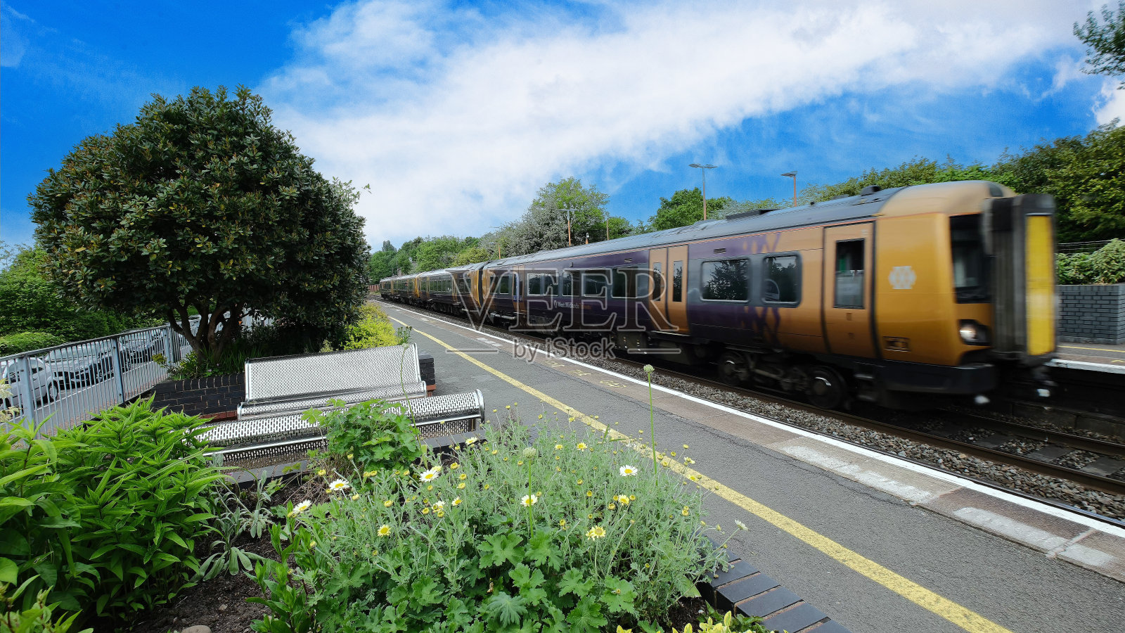 铁路-英国乡村的柴油动力火车站。照片摄影图片