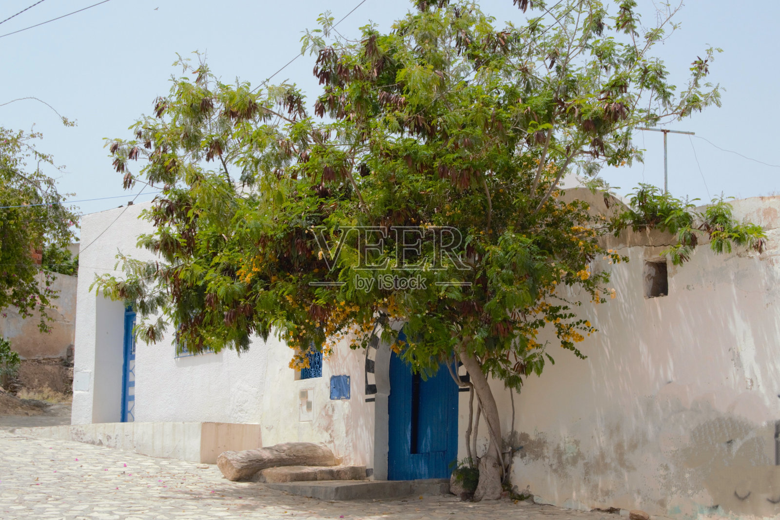 街景，白墙蓝门。照片摄影图片