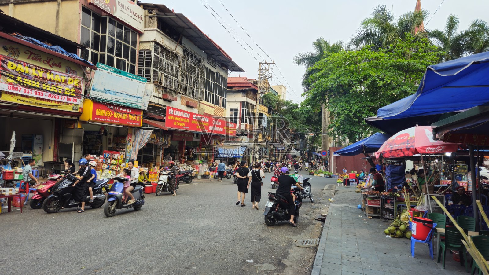 越南老街市Coc Leu市场的街景。照片摄影图片