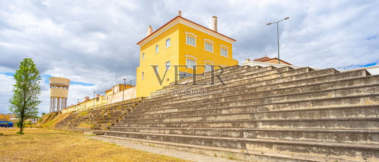 位于巴雷罗-葡萄牙工业园区的旧的和不存在的CUF圣巴巴拉体育场的看台照片摄影图片