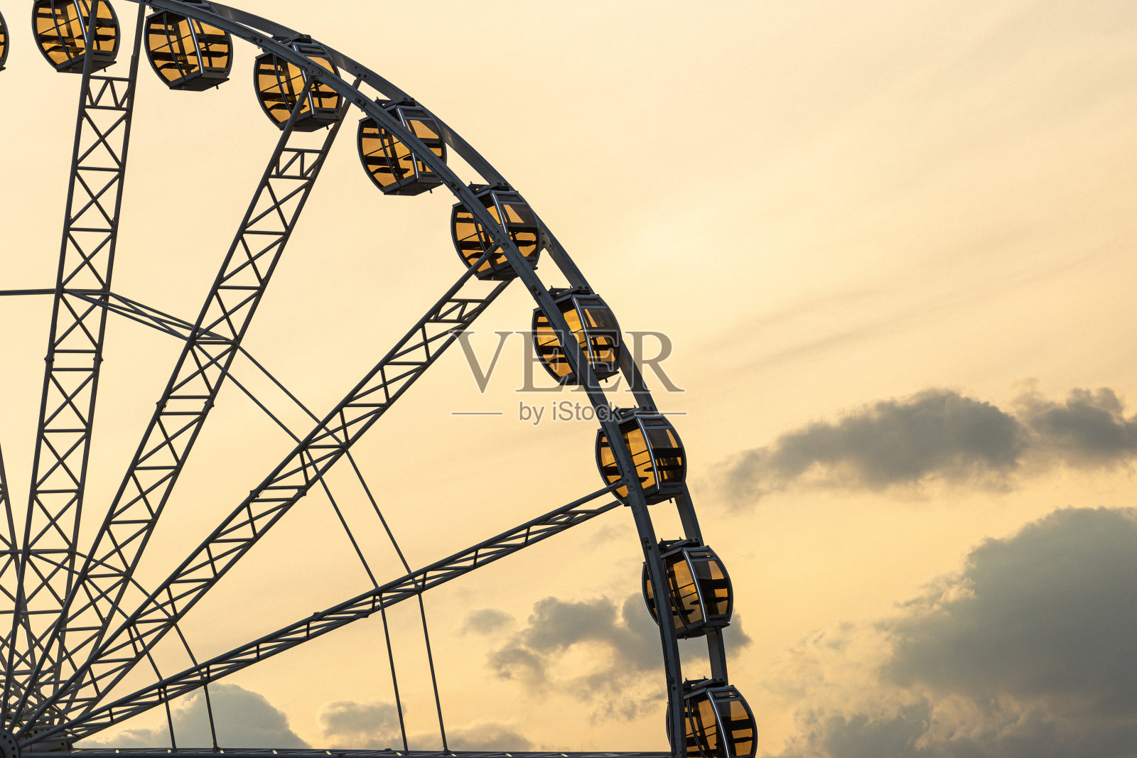 晚上被照亮的摩天轮。照片摄影图片